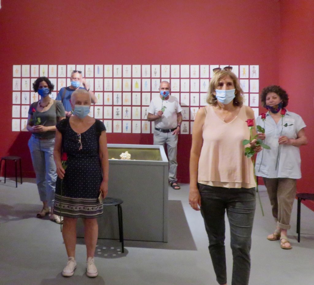 טקס-עם-וורדים_מחווה-לביאנקה-אשל-גרשוני-שמציגה-בתערוכה-והלכה-לעולמה-לאחרונה_צילמה-אריאן-ליטמן